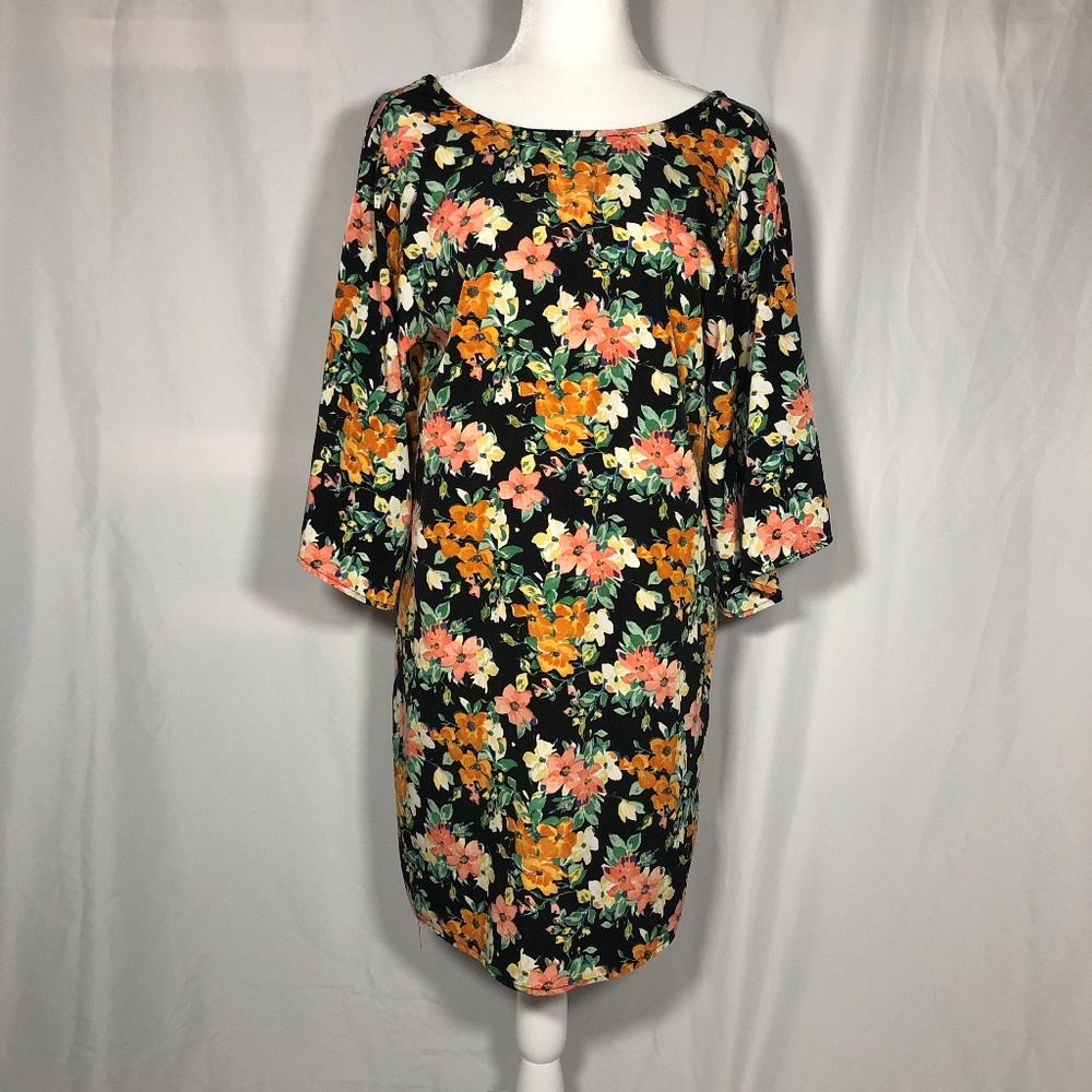 Floral Dress w/ V Back, flowy sleeves